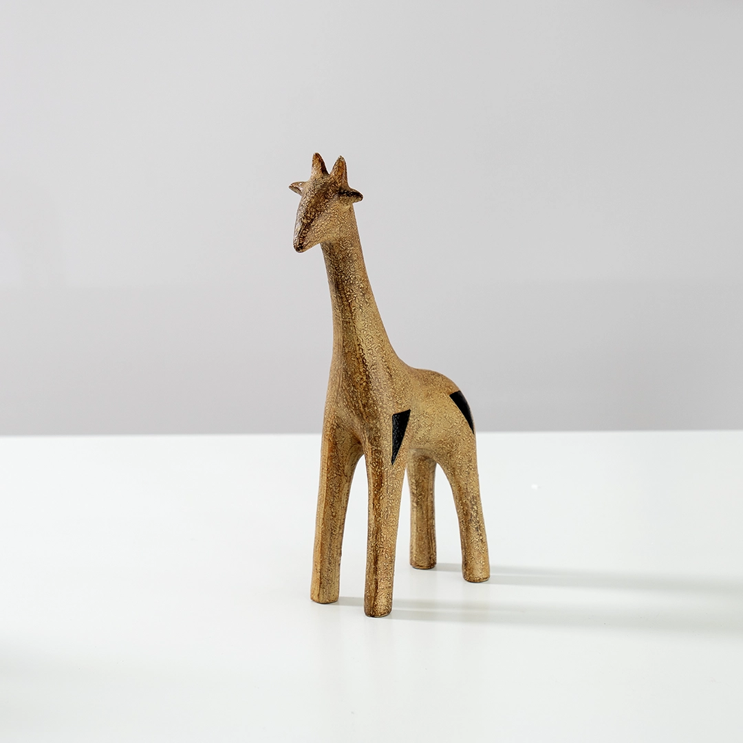 Blake resin textured giraffe figurine 17.5×6.5×30.2 cm