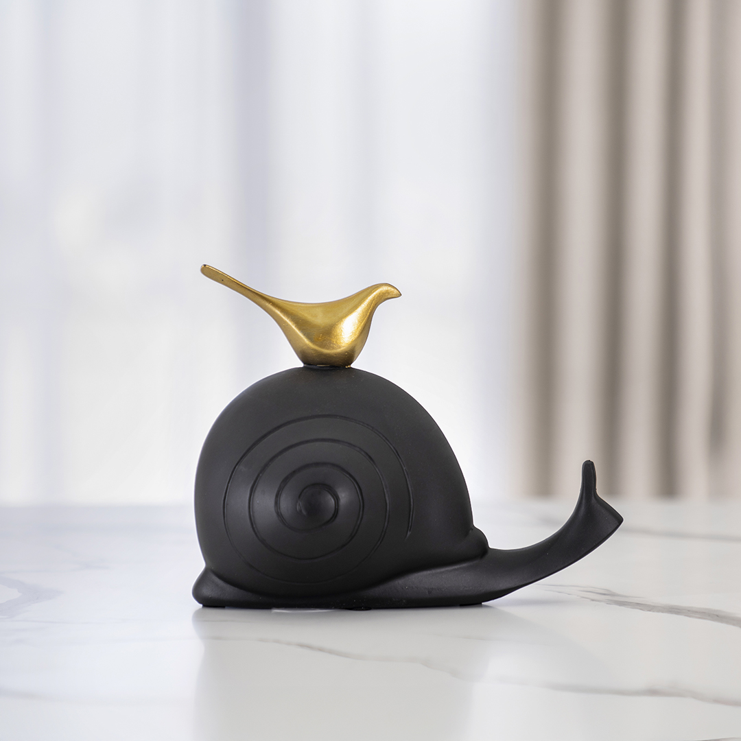 Rayn polyresin black and gold snail accent 19.5*10*15cm